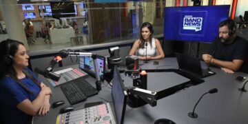 Os âncoras da BandNews FM, Carla Bigatto, Sheila Magalhães e Luiz Megale, no estúdio da emissora em São Paulo (Crédito: Renato Pizzutto)