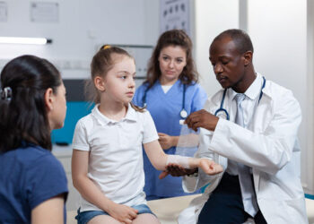 Férias e festas de fim de ano exigem atenção especial à saúde das crianças, alerta pediatra