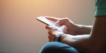 Uso excessivo de celulares prejudica coluna, afirma neurocirurgião