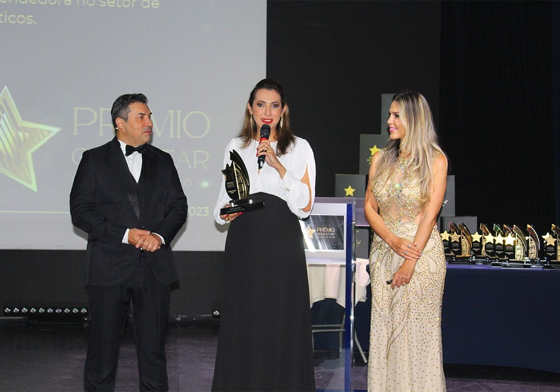 Empresária e farmacêutica Dra. Raquel Rodrigues recebe Prêmio Gold Star Dubai por inovação em terapia capilar