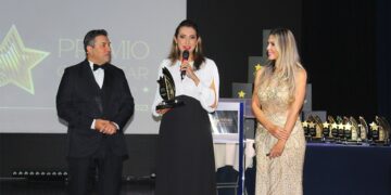 Empresária e farmacêutica Dra. Raquel Rodrigues recebe Prêmio Gold Star Dubai por inovação em terapia capilar