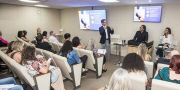 (Da esq. à dir.) Tom Moreira Leite, presidente da ABF, Juarez Leão (Leão Group) e Adriana Auriemo, vice-presidente da entidade durante a coletiva de imprensa.