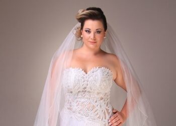 Desfile de noivas dentro da igreja: Estilista revoluciona desfiles de moda