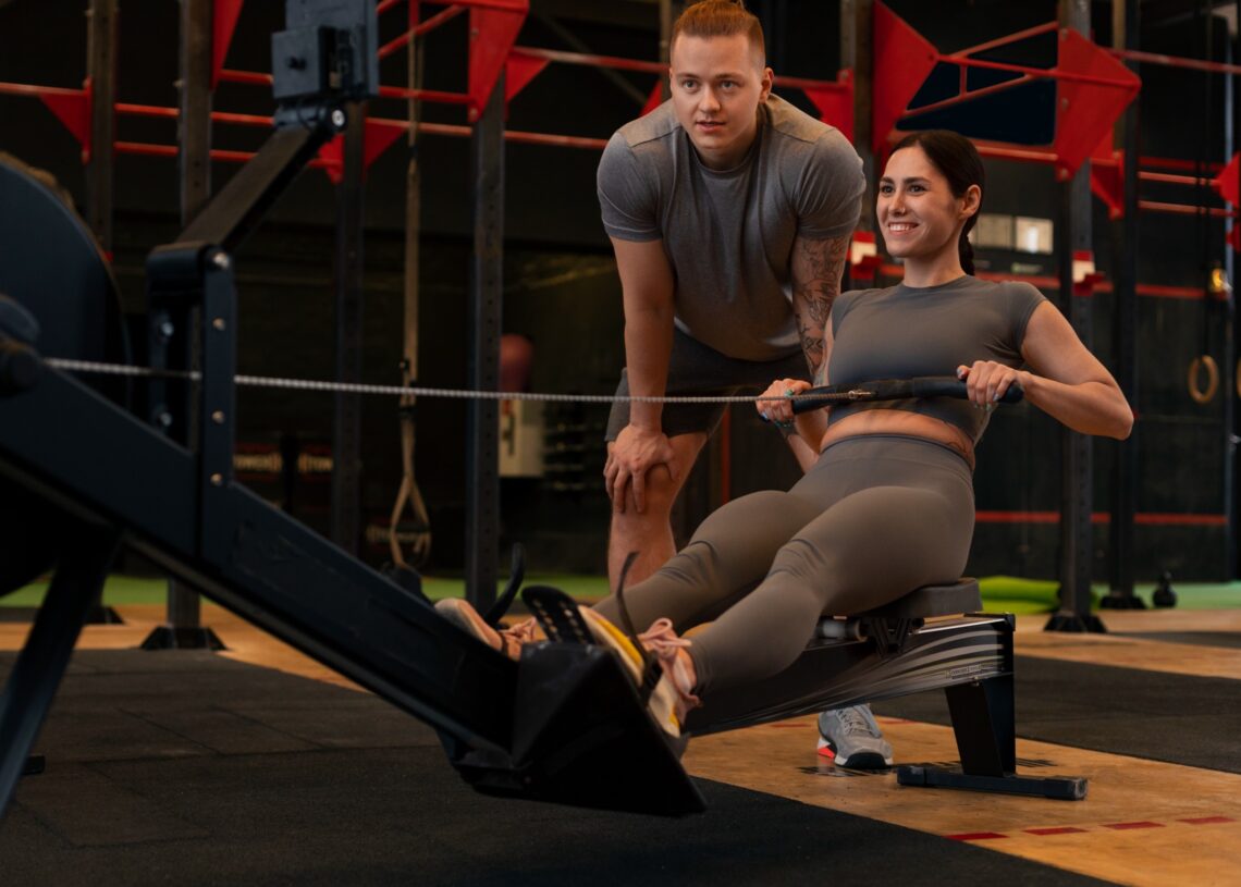 Quer resultados rápidos? Leven oferece Personal Trainer e academia com aparelhos livres de filas