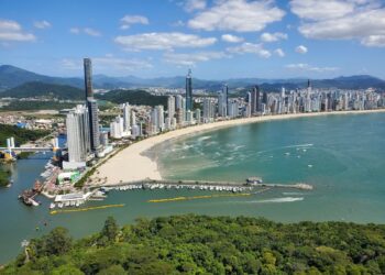 Mercado imobiliário: as vantagens de comprar um imóvel em Balneário Camboriú