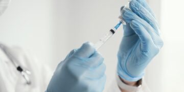 Como o anticorpo monoclonal Donanemab consegue atuar no tratamento do Alzheimer