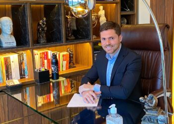 Uso excessivo do celular e sedentarismo estão entre as principais causas de dor na coluna, alerta especialista