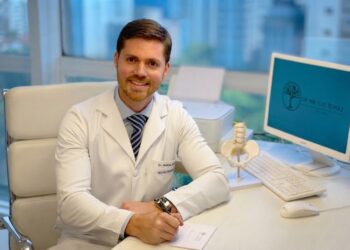 Dr. Mateus Tomaz, referência em cirurgia da coluna alia técnicas minimamente invasivas e cuidado humanizado