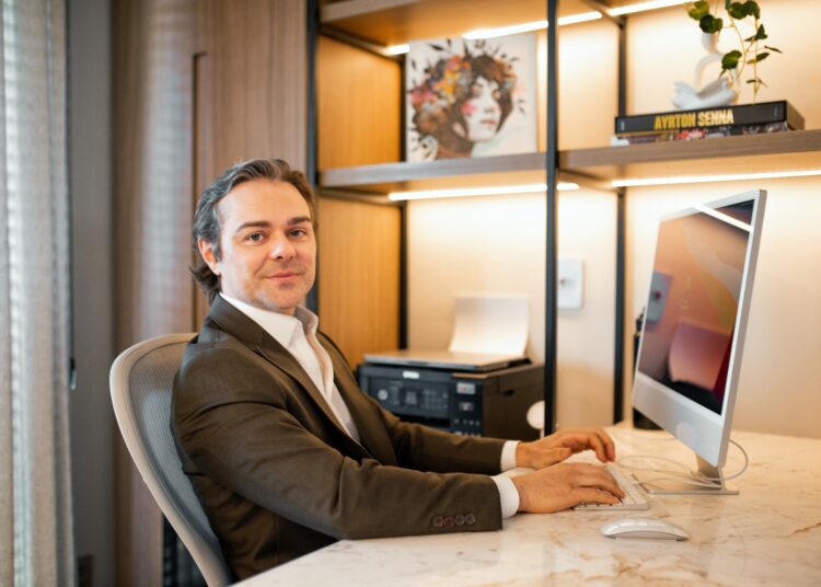 Dr. Gustavo Fraga alia 20 anos de experiência à mini lipo ultrassônica