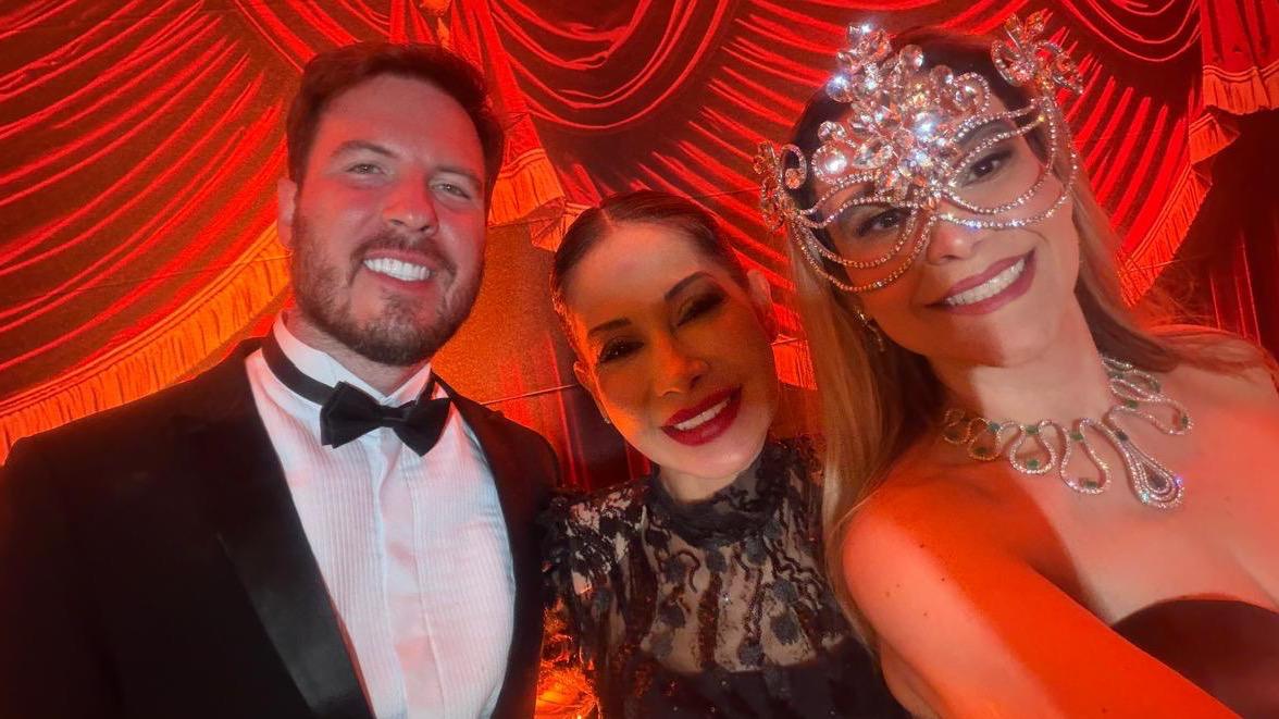Região: Simone Almeida Martins participa de baile de máscaras de Maíra Cardi e Thiago Nigro