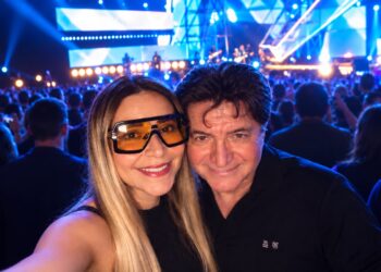 Simone Almeida Martins prestigia DVD de Zezé com a família